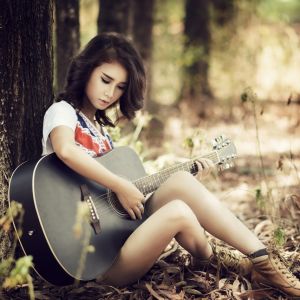 Dievča s gitarou