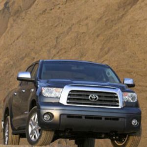 toyota-tundra-crew-max-front