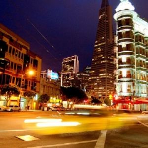 Pyramida Transamerica at night