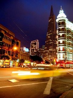 Pyramida Transamerica at night