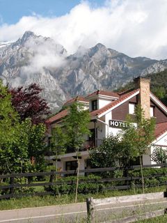 Casa entre arboles y picos