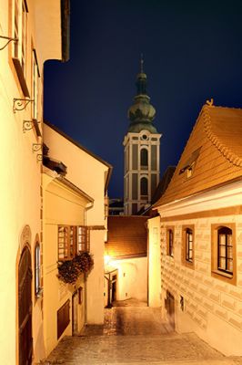 Pôvabný Nočný Pohľad na Ulicu