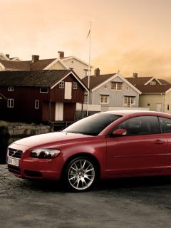 Červené Volvo v malebnom prostredí