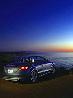 Audi TT kabriolet pri západe slnka