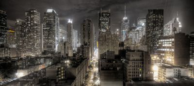 Mestská panoráma v noci