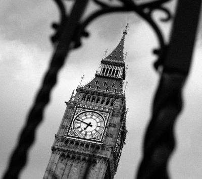 Veža Big Ben v čiernej a bielej