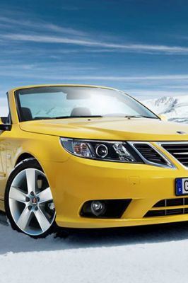 Žltý Saab kabriolet v snehu