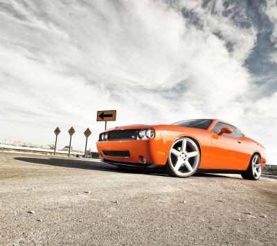 Oranžové svalové auto na ceste