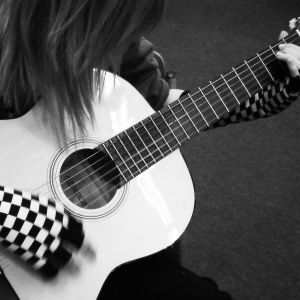 Emo dievča s gitarou