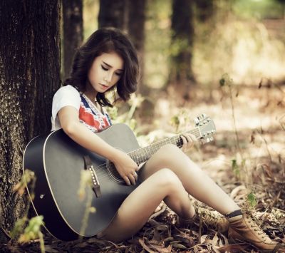 Dievča s gitarou