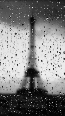 Eiffelova veža v daždi