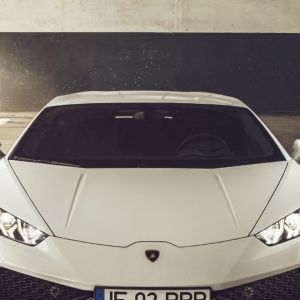 Biele Lamborghini Huracan spredu