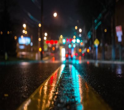 Odrazy daždivého mesta v noci