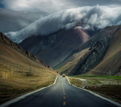 Cesta v horách pred búrkou