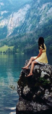 Dievča pri horskom jazere
